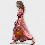 Vestido maxi rosa elegante con mangas cortas